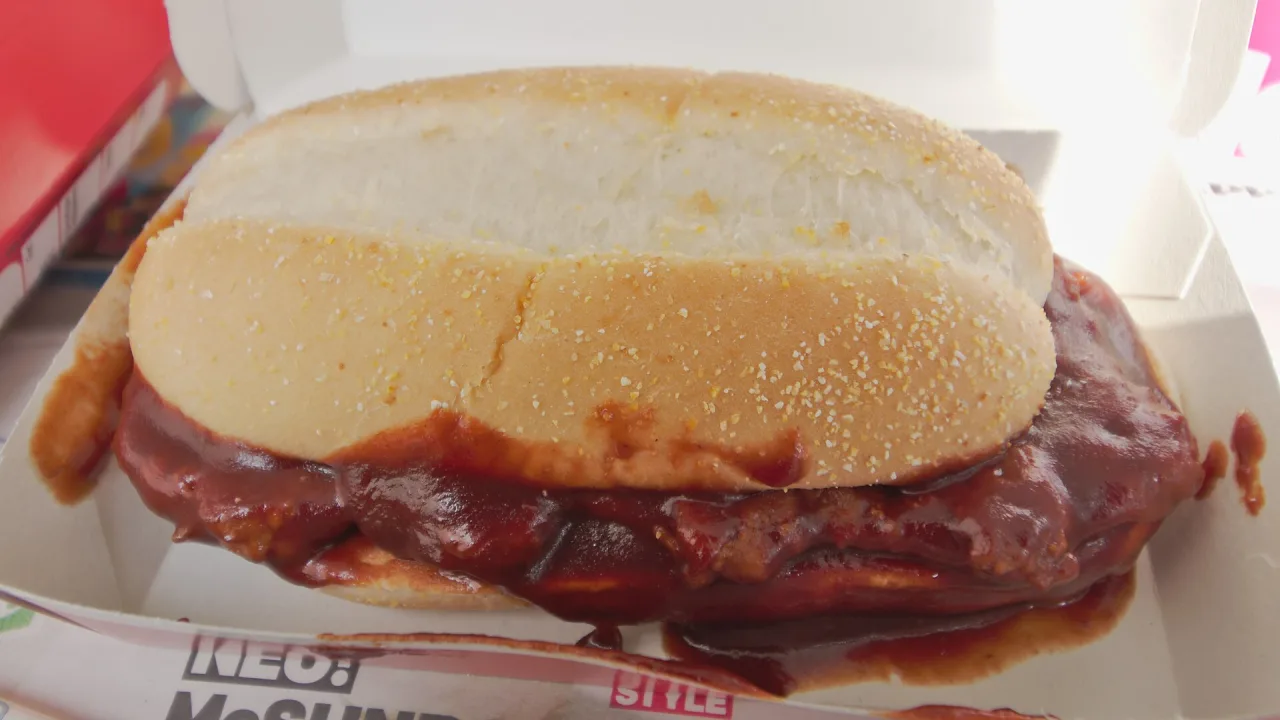 2018-08-04 DE Berlin-Charlottenburg-Wilmersdorf, McDonald's Bf Berlin Zoologischer Garten, McRib