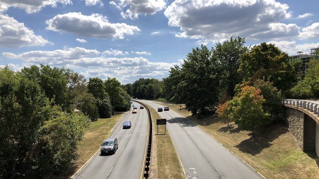 View south along the George Washington Memorial Parkway from the overpass for Aviation Circle in Arlington County, Virginia