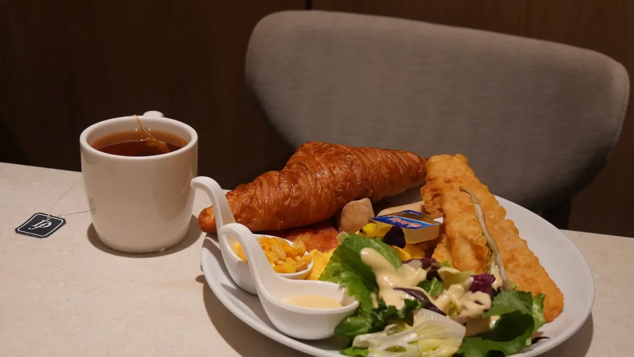 A Full Breakfast and A cup of hot lemon tea at Delifrance Tuen Mun Town centre