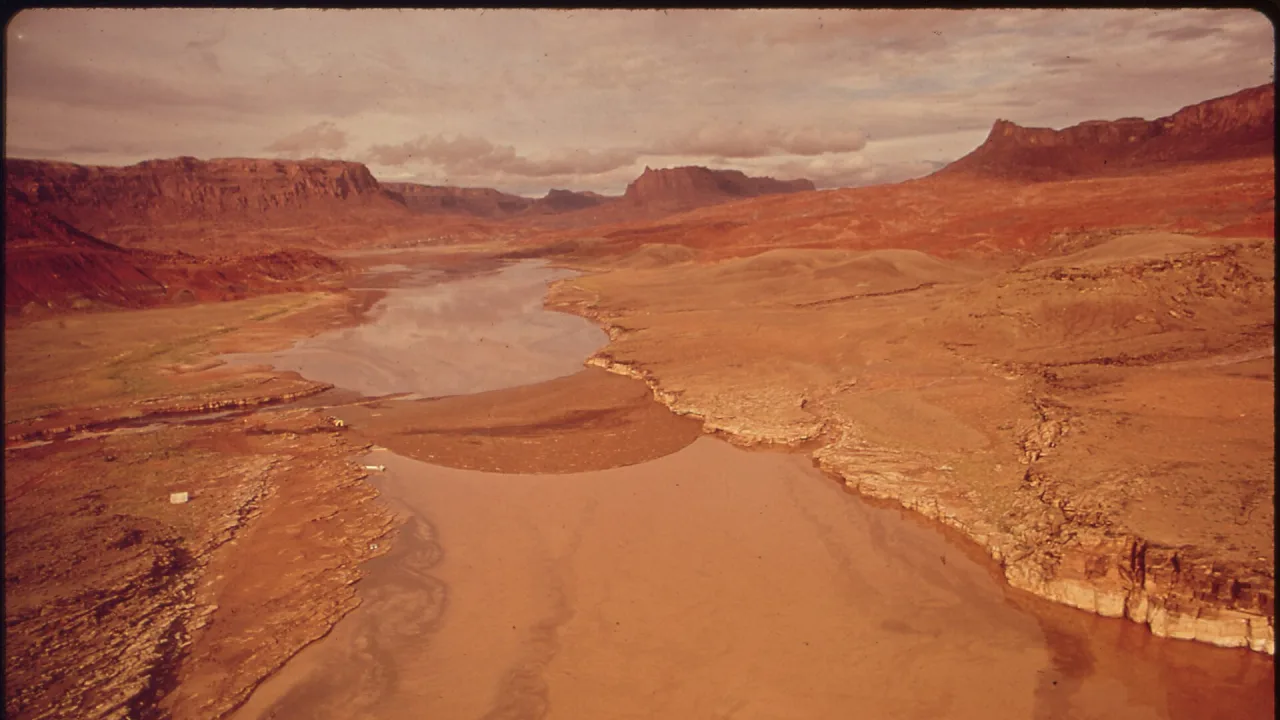 AERIAL VIEW UPSTREAM OF BOOM SITE IN MONUMENT VALLEY, UTAH WHERE OIL SPILL INTO THE SAN JUAN RIVER WAS CONTAINED BEFORE FLOO…
