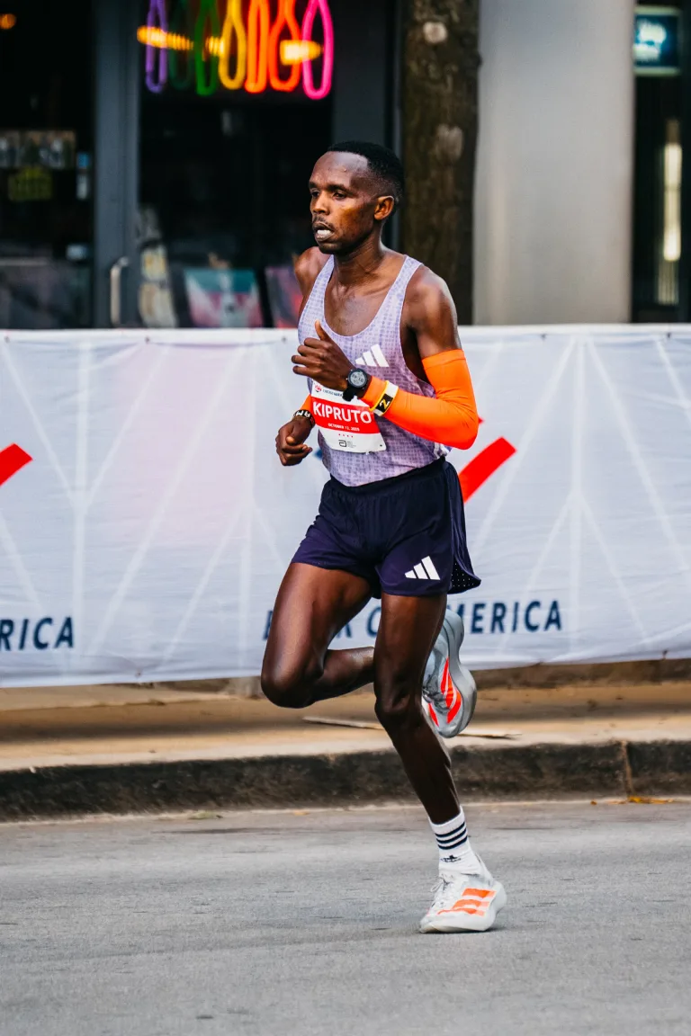 Amos Kipruto at mile 25 of the 2025 Chicago Marathon