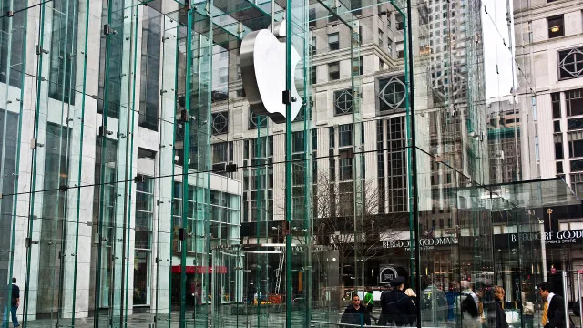 Apple Store entrance, Manhattan, New York, 5 April 2011 - Flickr - PhillipC