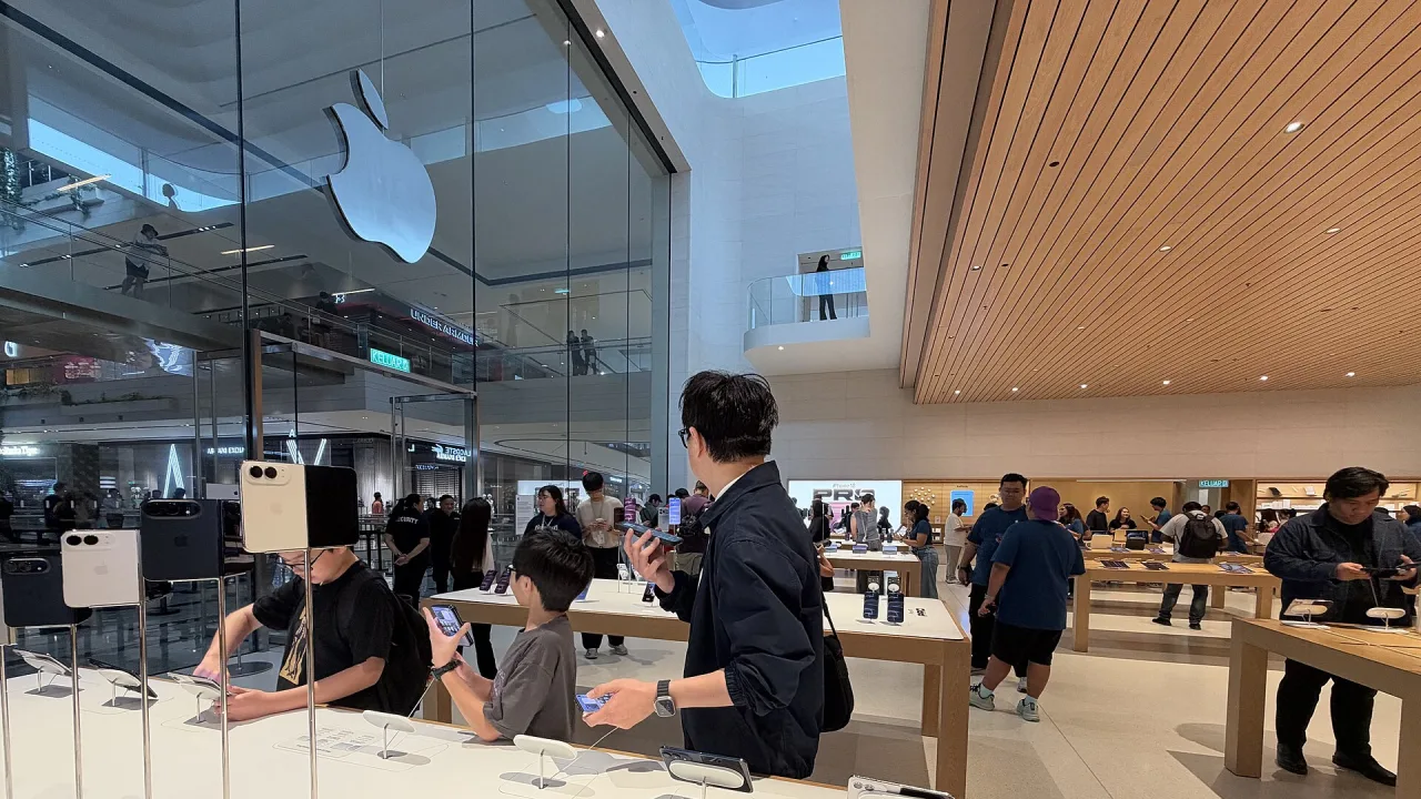 Gambar Gedung Apple TRX diambil menggunakan iPhone Duo