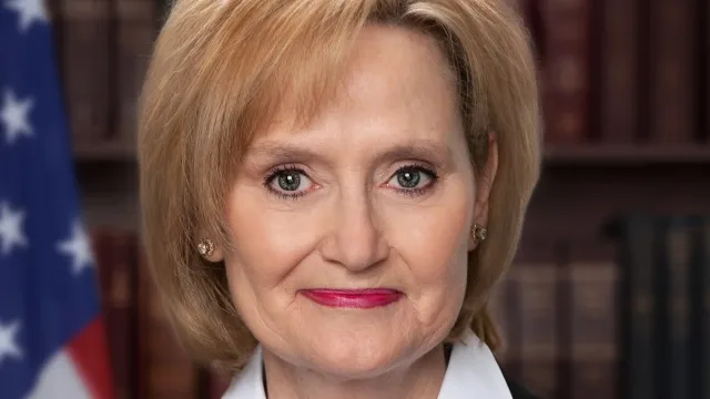 Official senate portrait of Senator Cindy Hyde-Smith (R-MS)