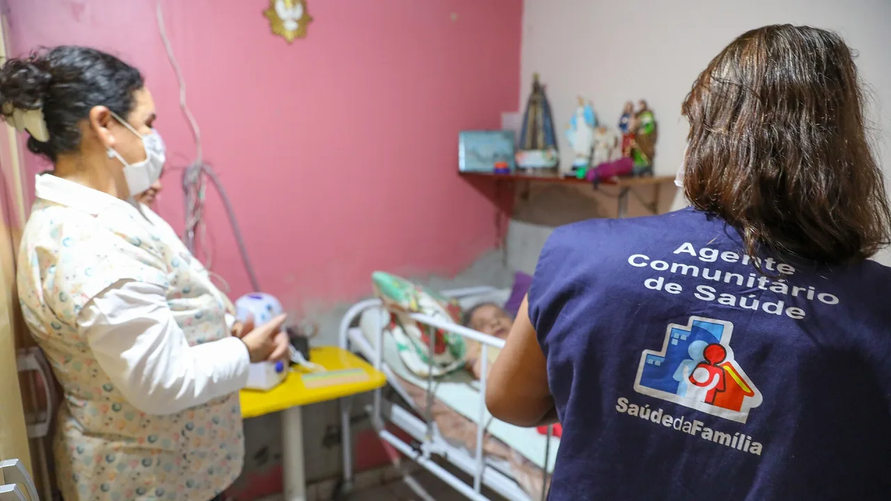 Community health worker from the Family Health Strategy (Unified Health System) during a home visit, in Brazil.