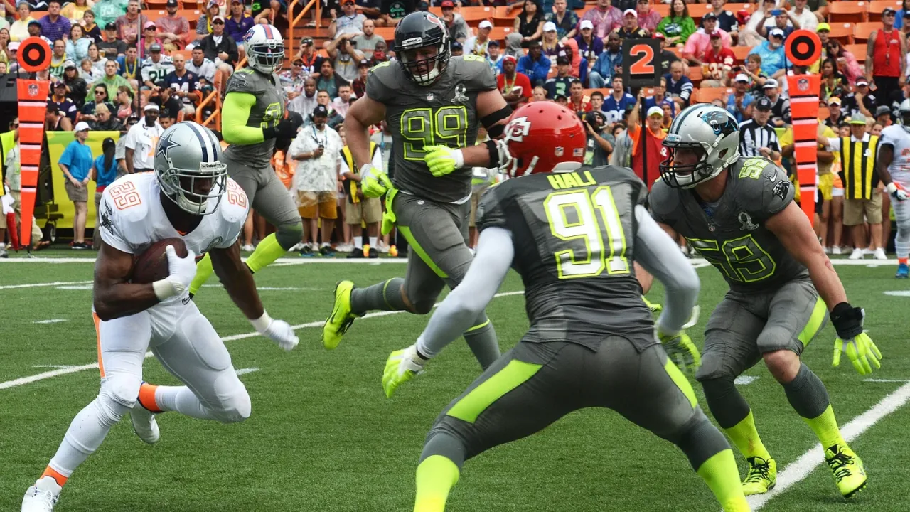 Dallas Cowboys running back DeMarco Murray vs Tampa Hali and Luke Kuechly during 2014 Pro Bowl.