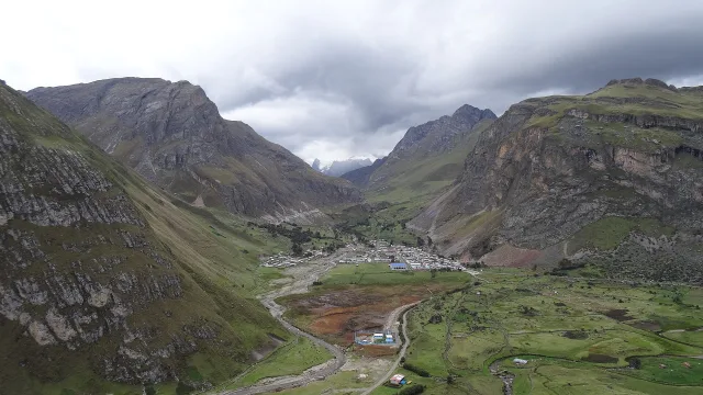 Distrito de Queropalca y su núcleo urbano visto desde el mirador.