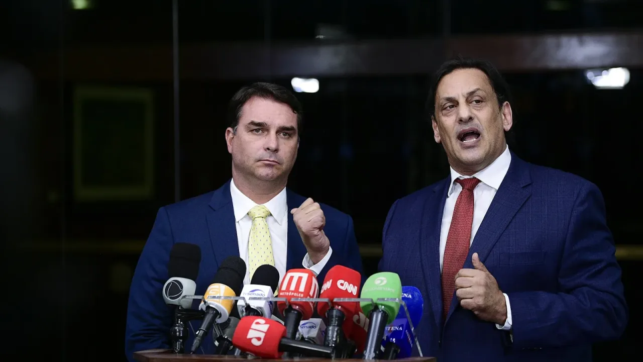 Senador Flávio Bolsonaro (Republicanos-RJ) e seu advogado, Frederick Wassef, concedem entrevista coletiva à imprensa.