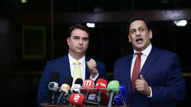 Senador Flávio Bolsonaro (Republicanos-RJ) e seu advogado, Frederick Wassef, concedem entrevista coletiva à imprensa.