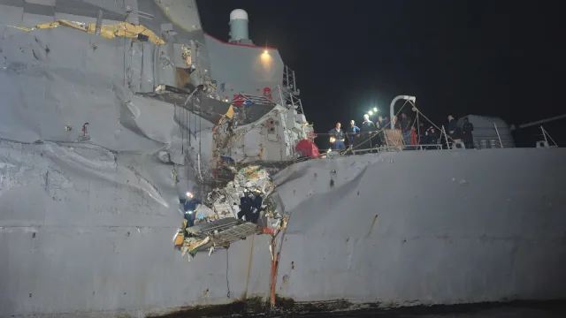 Flickr - DVIDSHUB - USS Porter damaged in collision with oil tanker (Image 1 of 3)