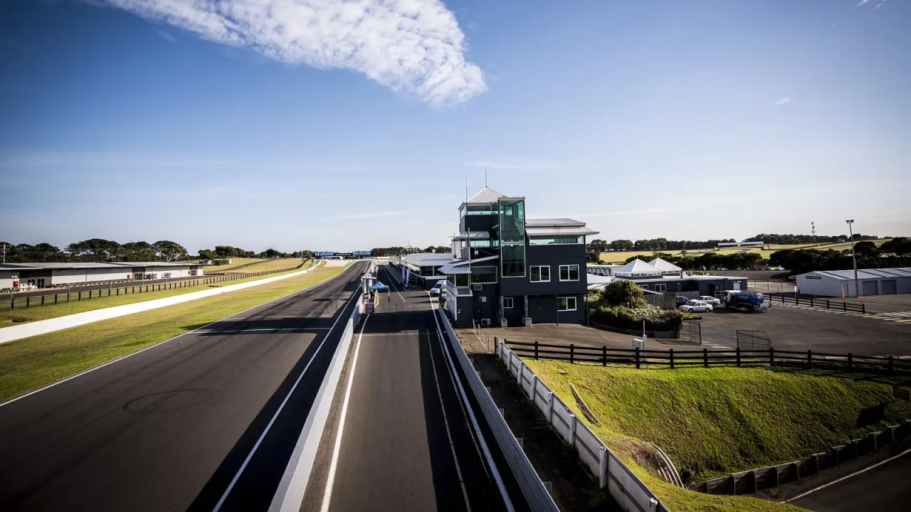 Gardner Straight at Phillip Island Grand Prix Circuit