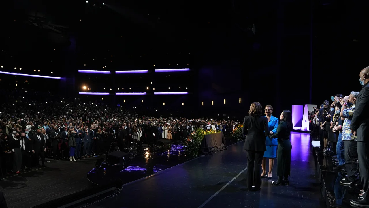 Karen Bass sworn in as Mayor of Los Angeles by Vice President Kamala Harris