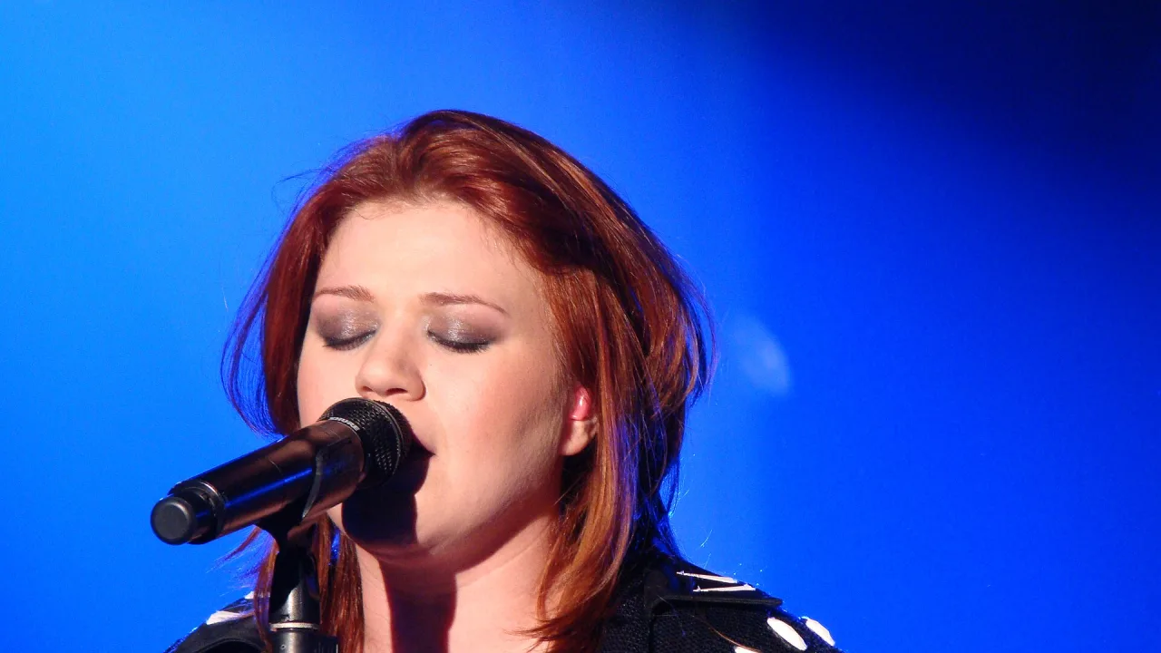 Kelly Clarkson performing live in Birmingham, England on 13 February 2012 as part of her All I Ever Wanted tour.