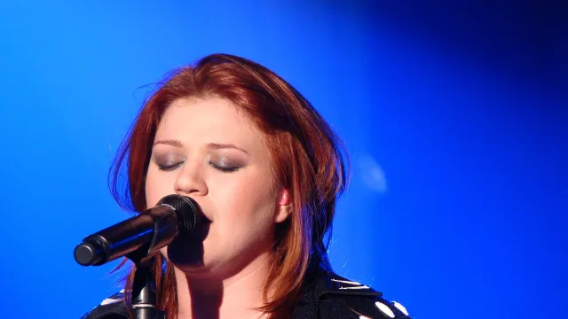 Kelly Clarkson performing live in Birmingham, England on 13 February 2012 as part of her All I Ever Wanted tour.
