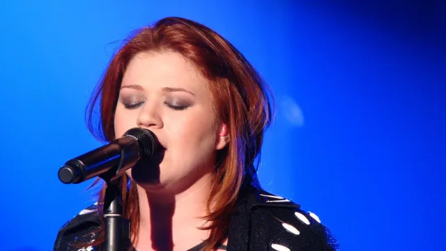Kelly Clarkson performing live in Birmingham, England on 13 February 2012 as part of her All I Ever Wanted tour.