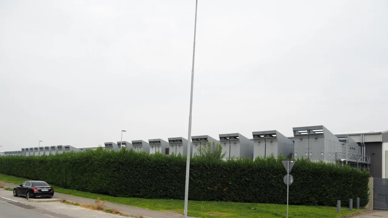 Le torrette con i bocchettoni per il raffreddamento ad aria dei server in un data center attivo dal 2015