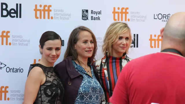Linda Cardellini at TIFF posing with co-stars of the movie Welcome to Me.