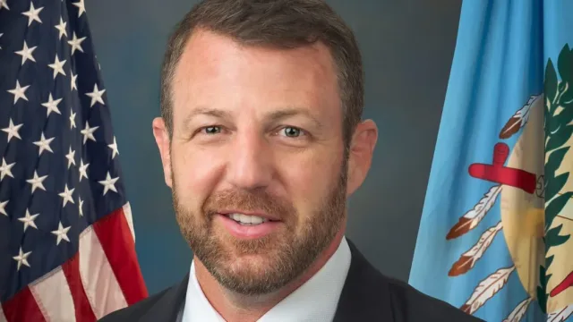 Official photo of Senator Markwayne Mullin (R-OK)
