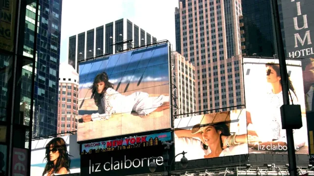 Supermodel Cindy Crawford dominates NY :)