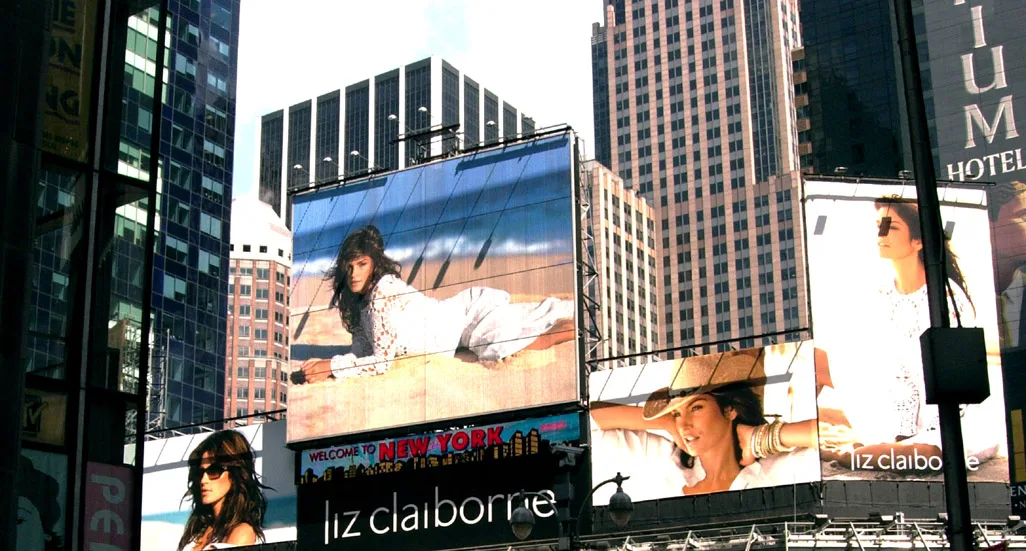 Supermodel Cindy Crawford dominates NY :)