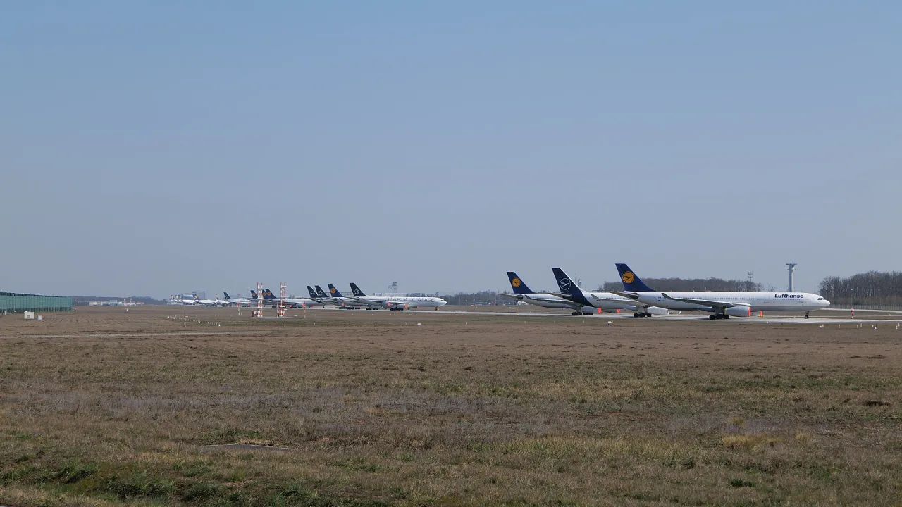 Parked airplanes on Frankfurt Airport Landebahn Nordwest 03