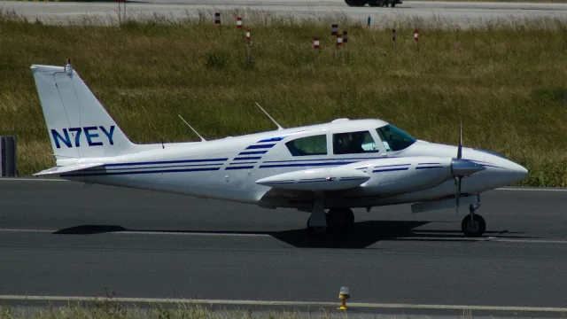 Piper PA-30-160 Twin Comanche tras aterrar no aeroporto da Coruña.