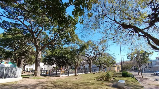 Vista de la plaza Brian Aguinaco (ex Don Segundo Sombra), en el barrio de Flores, Buenos Aires.