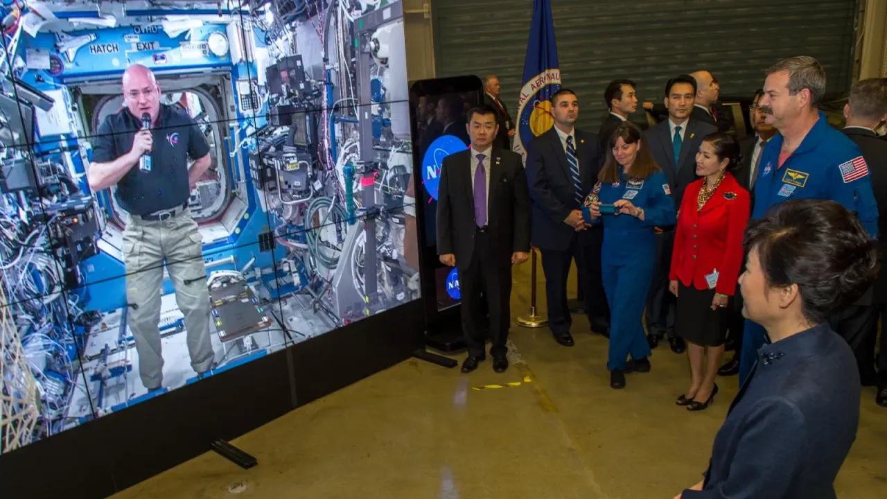 President Park Geun-hye of South Korea Visits NASA Goddard
