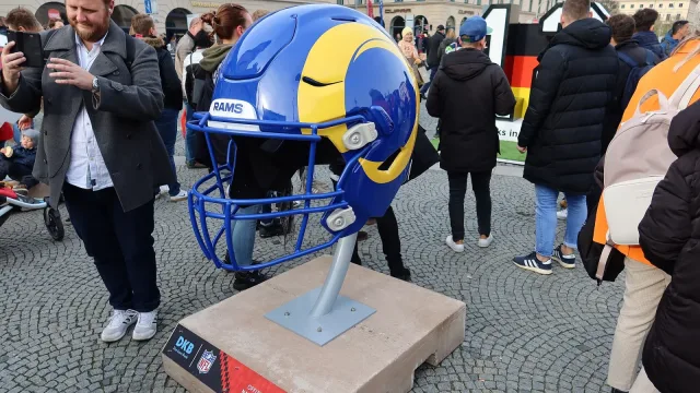 Riesenhelm der Los Angeles Rams auf dem Platz vor der Feldherrnhalle am Vortag vom NFL Munich Game 2022