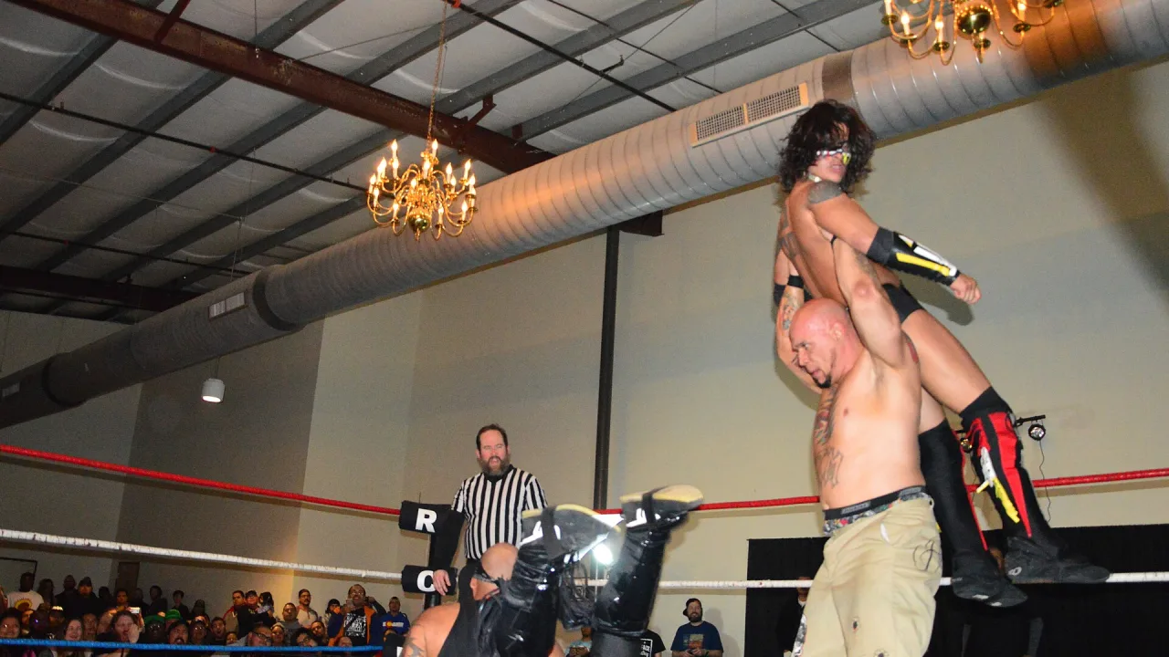 Le catcheur Shawn Hernandez effectue une crucifix powerbomb.