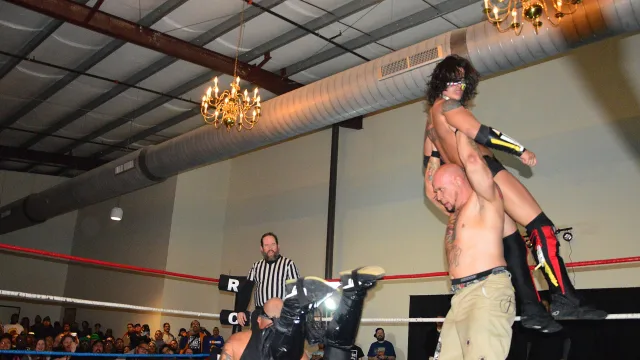 Le catcheur Shawn Hernandez effectue une crucifix powerbomb.