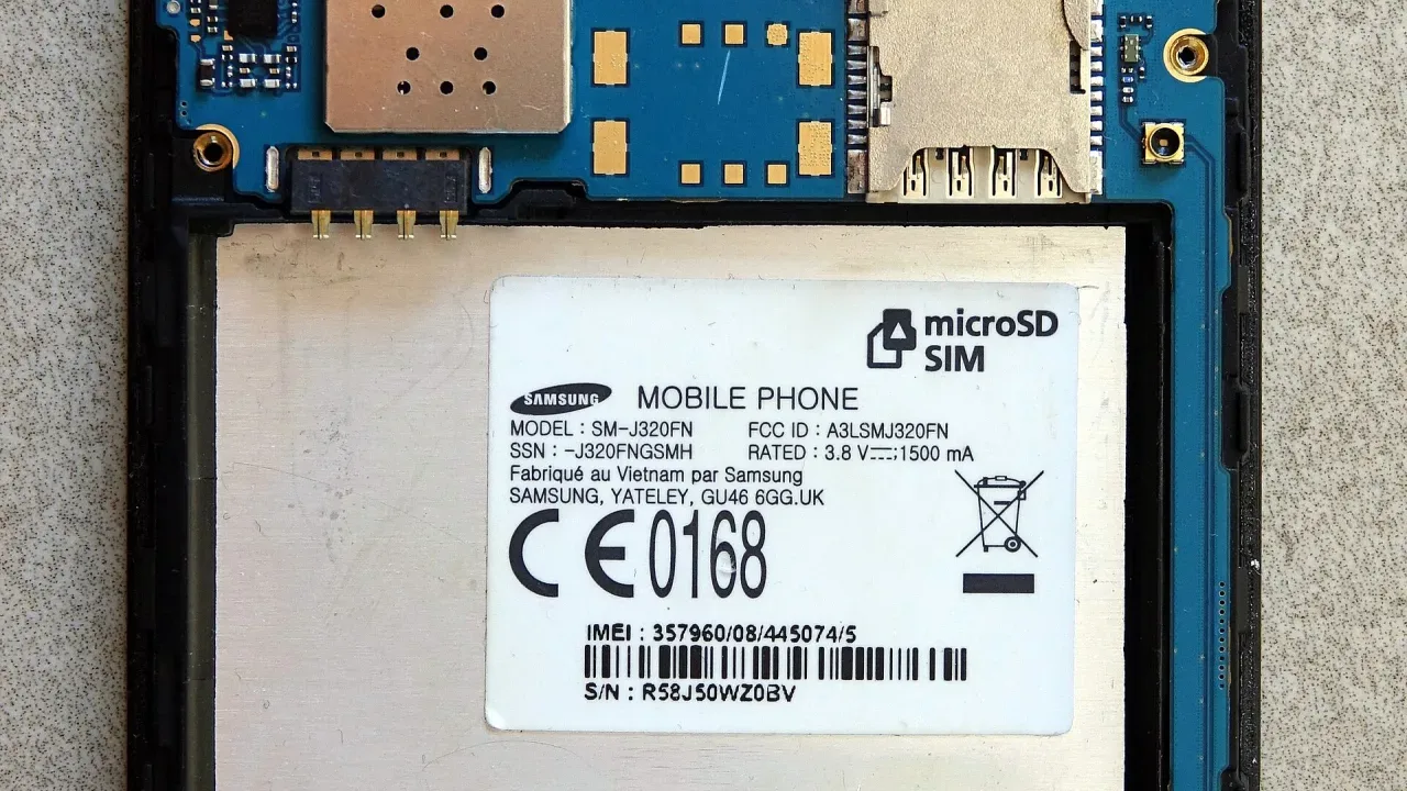 Smartphone Samsung Galaxy J3 2016 in Colmar (Haut-Rhin, France).