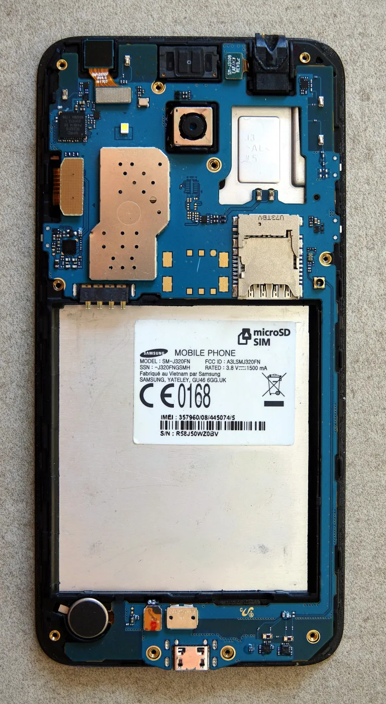 Smartphone Samsung Galaxy J3 2016 in Colmar (Haut-Rhin, France).