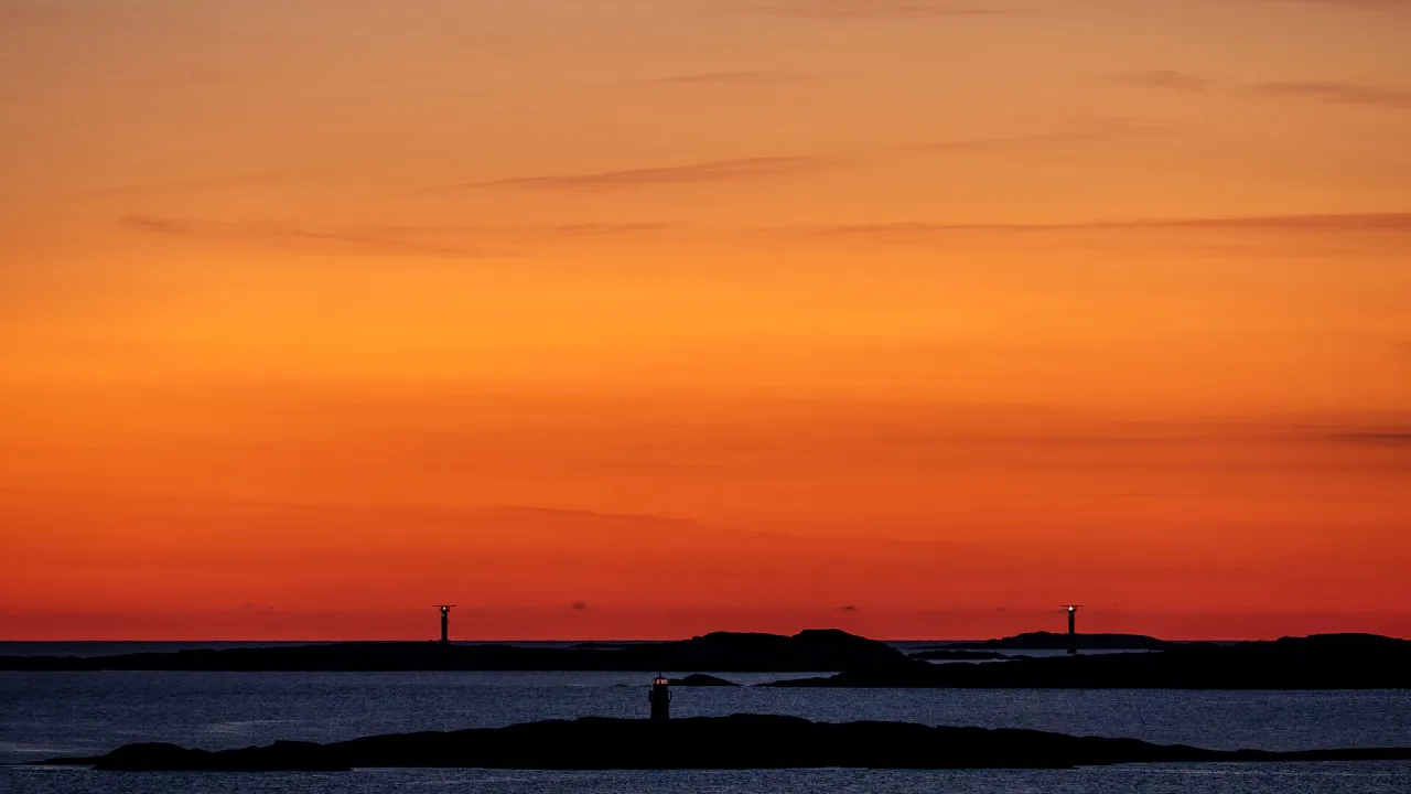Smoke from the 2020 California wildfires tinting the sunset red on the Swedish west coast 3