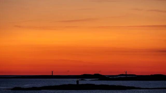 Smoke from the 2020 California wildfires tinting the sunset red on the Swedish west coast 3