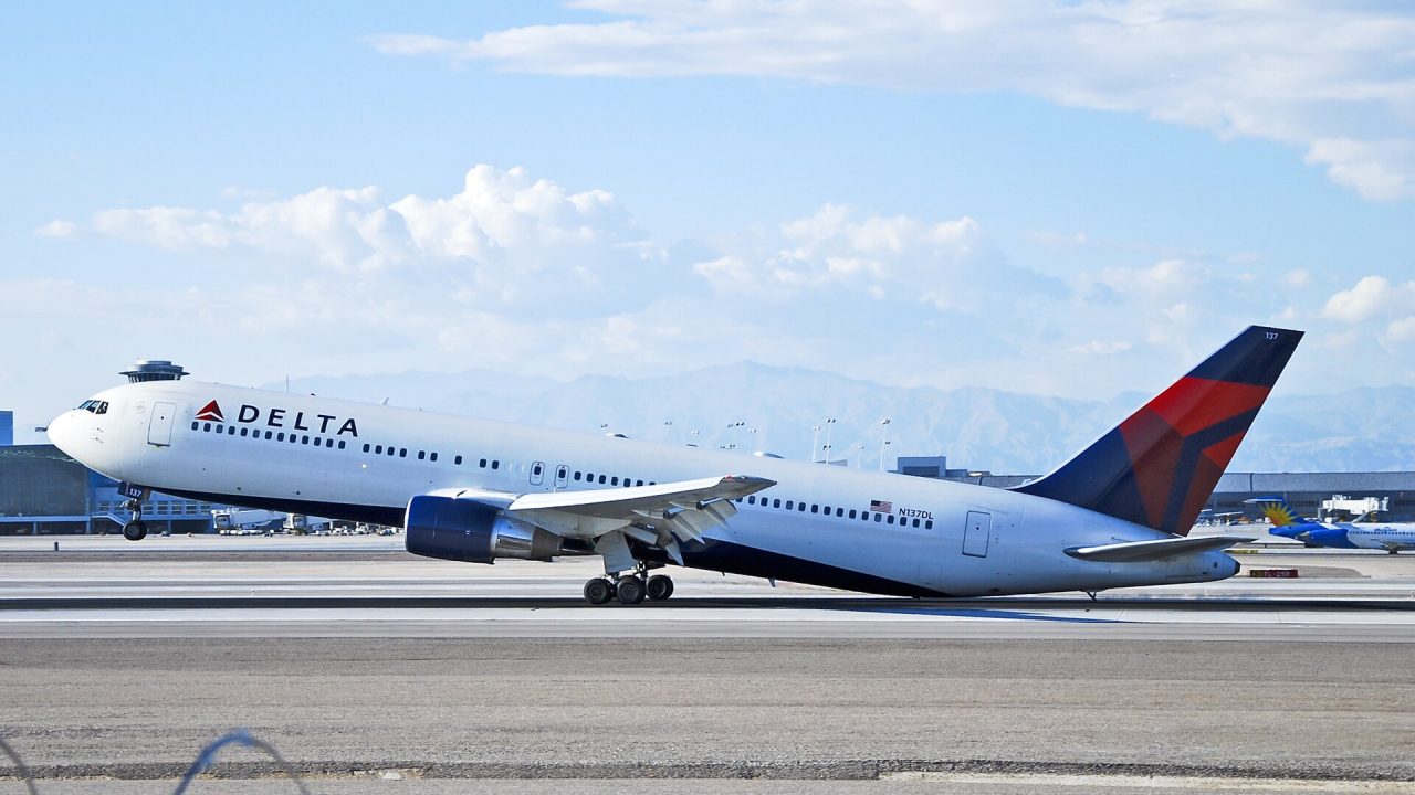 (Tailstrike) N137DL Delta Air Lines Boeing 767-332 N137DL (cn 25306-392) Airplane Tailstrike Protection System (2)