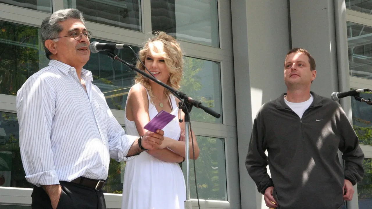 Taylor Swift with then-CEO Terry Semel and founder David Filo at Yahoo Sunnyvale