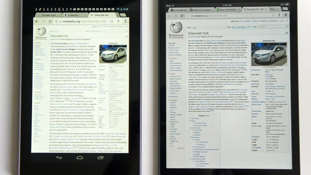 iPad Mini (right) compared with Google Nexus 7 (left) both showing Wikipedia main page (English) on 2013-03-29.