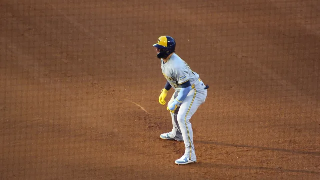 William Contreras on the basepaths between first and second.